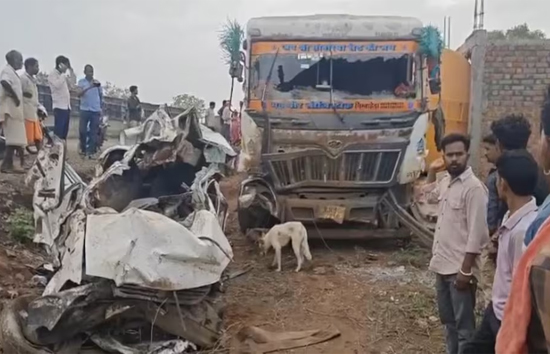 मध्य प्रदेश में इको कार पर पलटा सीमेंट से लदा ट्रक, 9 लोगों की मौत, शादी से लौट रहे थे सभी लोग  