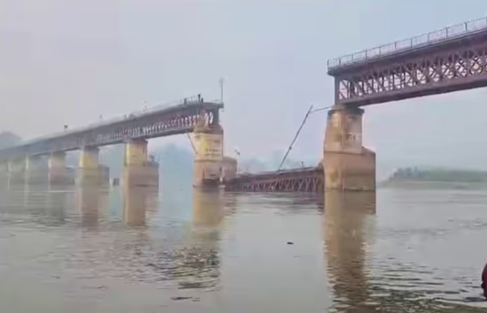कानपुर में गंगा नदी में भरभराकर गिरा 150 साल पुराना पुल, कभी अंग्रजों ने इस पुल से क्रांतिकारियों चलाई थी गोलियां
