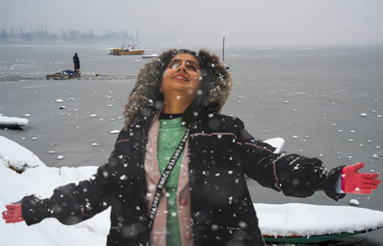 नए साल पर कश्मीर में भारी बर्फबारी, जश्न में डूबे पर्यटक, अब बढ़ेगी मुश्किल 