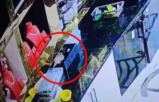 फर्जी पुलिस की वर्दी पहनकर घूम रही दो महिलाओं को पुलिस ने किया गिरफ्तार