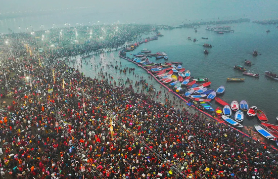 महाकुंभ में प्रचार के लिए खूब खर्च कर रही कंपनियां,40-45 करोड़ लोगों के पहुंचने की उम्मीद 