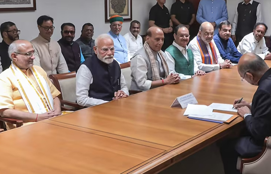 Vice President Election : एनडीए उम्मीदवार सीपी राधाकृष्णन ने दाखिल किया नामांकन,  पीएम मोदी बने प्रस्तावक 