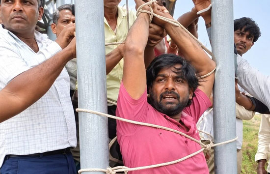 5G नेटवर्क न मिलने से भड़के ग्रामीण, टावर से बांध दिया इंजीनियर; फतेहपुर से हैरान कर देने वाला मामला आया सामने
