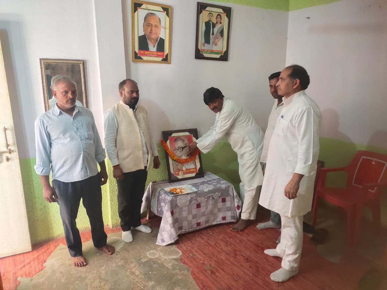 डुमरियागंज में डॉक्टर लोहिया की जयंती मनाते सपा कार्यकर्ता