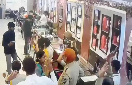 आरा में थाने से चंद दूरी पर बदमाशों ने ज्वेलरी शोरूम से की 25 करोड़ की लूट, मुठभेड़ दो गिरफ्तार 