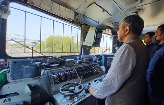  'कवच' का सफल परीक्षण, दो ट्रेनों की आमने-सामने की टक्कर होने से पहले रुक गई ट्रेन 