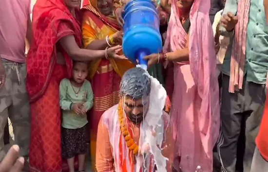 लोकसभा चुनाव : चुनाव प्रचार के दौरान महिलाओं ने मनीष कश्यप को दूध से कराया स्नान, वीडियो वायरल 