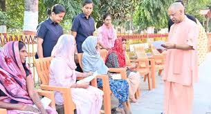 गोरखनाथ मंदिर में जनता दर्शन में आये हुए लोगों की समस्याओं को सुनते मुख्यमंत्री योगी 
