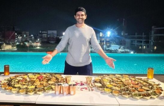अभिनेता कार्तिक आर्यन ने शेयर की गुजराती थाली की झलक
