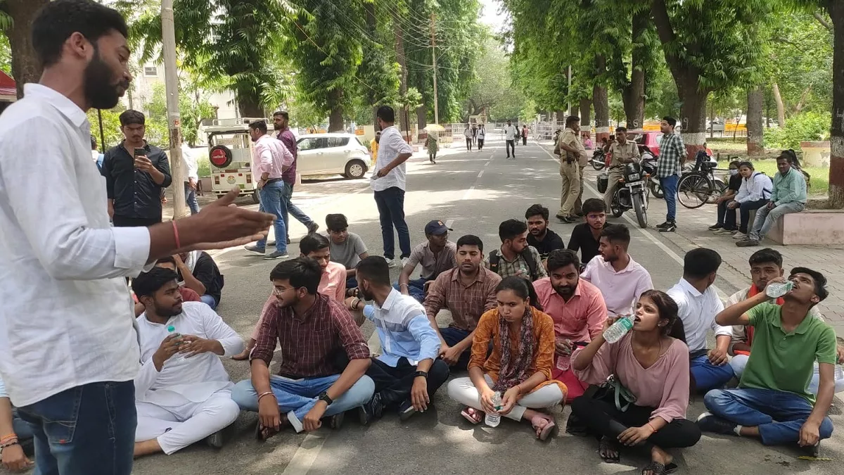 लखनऊ यूनिवर्सिटी में हॉस्‍टल में गंदे पानी की समस्‍या को लेकर हुए व‍िरोध प्रदर्शन