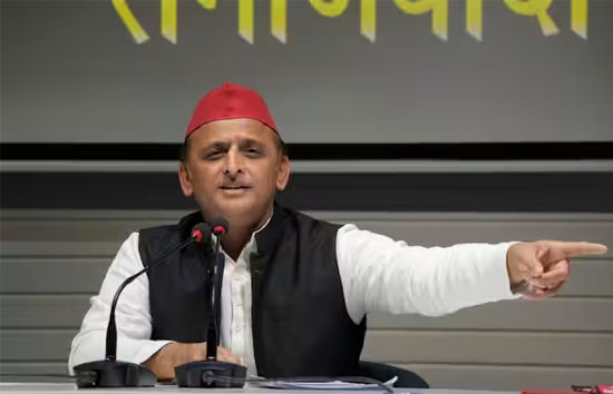 दरोगा ने युवक को थाने में बेल्टों से पीटा, अखिलेश बोले अच्छा हुआ दरोगा के पास बेल्ट है, थार या बुलडोजर नहीं, वरना...