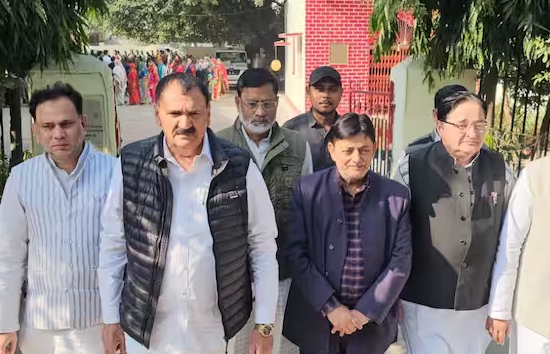 सपा नेताओं की संभल हिंसा के आरोपियों से मुलाकात कराने के आरोप में मुरादाबाद के जेलर और डिप्टी जेलर पर गिरी गाज, सस्पेंड 
