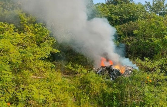 महाराष्ट्र : पुणे में उड़ान भरते ही क्रैश हुआ हेलीकॉप्टर, जमीन पर गिरते लग गई आग 