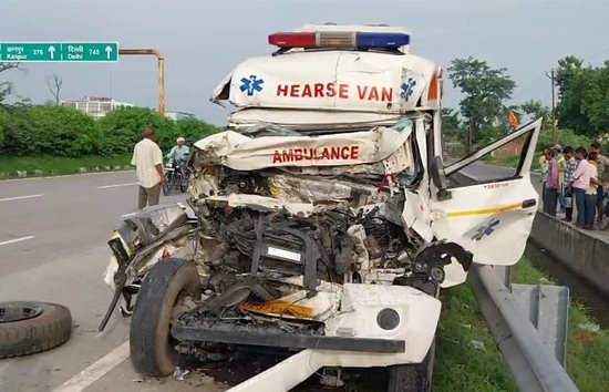 भदोही में दिल्ली से शव लेकर बिहार जा रही एम्बुलेंस कंटेनर से टकराई, 2 महिलाओं की मौत
