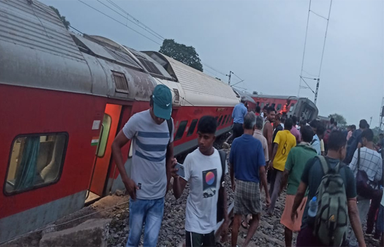 एक और बड़ा रेल हादसा, झारखंड के चक्रधरपुर में हावड़ा-मुंबई मेल के 18 डिब्बे पटरी से उतरे, 2 की मौत, 20 से घायल 