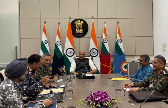 पाकिस्तान पर प्रहार के बाद  राजनाथ सिंह की मीटिंग में CDS समेत तीनों सेनाओं के प्रमुख की मुस्कान बता रही सब All Is Well 