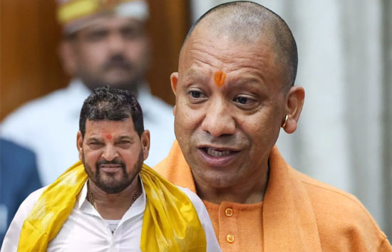 सीएम योगी से मिलने पहुंचे बृजभूषण शरण सिंह, 30 मिनट हुई दोनों नेताओं की बातचीत 