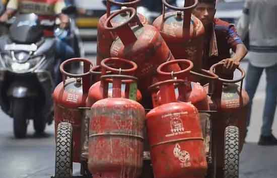 नई आफत...गैस कंपनियों बे किया बड़ा बदलाव, अब 35 दिन बाद बुक होगा  LPG सिलेंडर