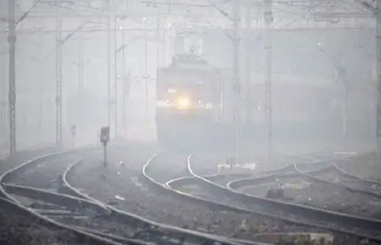 कोहरे के चलते दिल्ली की ओर जाने वाली 24 ट्रेनें चल रही लेट, टिकट खरीदने से पहले चेक करें लिस्ट 