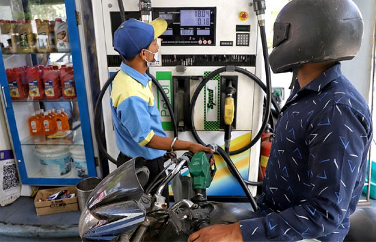 Petrol Diesel Prices Monday : क्रूड में गिरावट के बाद 82 पैसे महंगा हुआ पेट्रोल, देखें ताजा कीमत 