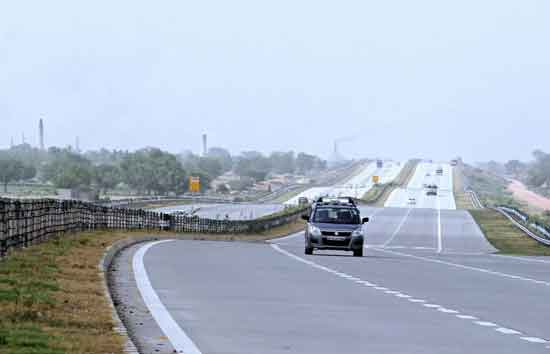 यमुना एक्सप्रेसवे : 5 साल में इतने गुना महंगी हुई प्रॉपर्टी, एयरपोर्ट के बाद और बढ़ सकते हैं दाम!