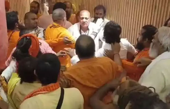 प्रयागराज : महाकुंभ से पहले संतों के बीच बवाल, चले लात-घूंसे, आखिर क्यों बिगड़ा माहौल ?