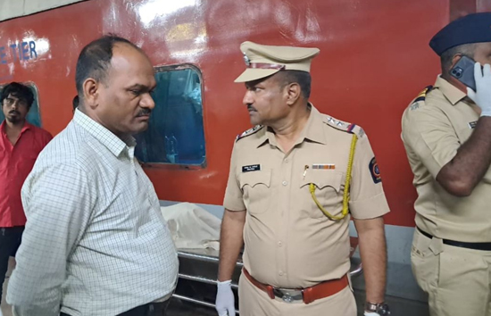 ​मुंबई-कुशीनगर एक्सप्रेस के AC कोच के टॉयलेट में मिला 5 साल के बच्चे का शव, मचा हड़कंप 