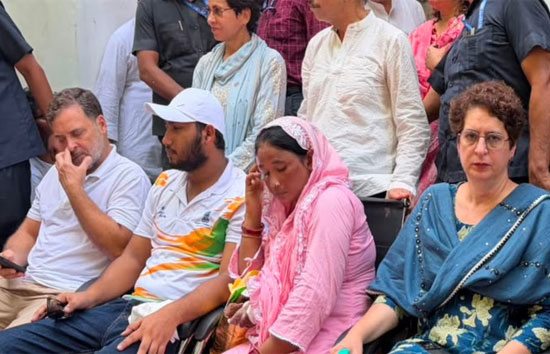 संसद मार्ग थाने पर राहुल-प्रियंका का धरना: पैलेट गन पीड़ित साहिल के लिए न्याय की मांग, बोले—'FIR होने तक नहीं हटेंगे'