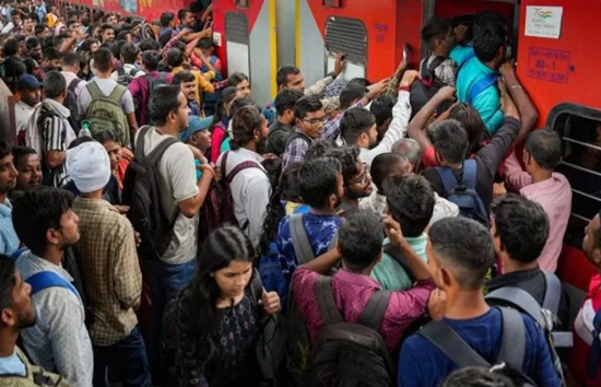 1450 स्‍पेशल ट्रेनें, स्‍टेशनों पर अस्‍थाई होल्डिंग एरिया...होली पर भगदड़ रोकने को रेलवे की जबरदस्‍त तैयारी, बढ़ाई गई सुरक्षा कर्मियों की संख्‍या