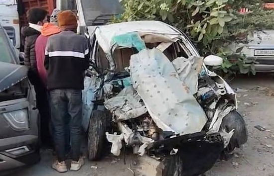 कार और डंपर की आमने-सामने भिड़ंत, 5 दोस्तों की मौके पर मौत 