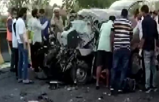 मथुराः यमुना एक्सप्रेस-वे पर भीषण सड़क हादसा, 7 की मौत, मृतकों में 3 महिला भी शामिल  