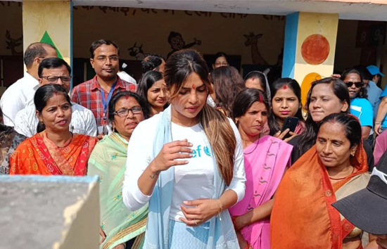 विदेश से लौटने के बाद लखनऊ पहुंची प्रियंका चोपड़ा, आंगनबाड़ी केंद्र पहुंची प्रियंका चोपड़ा