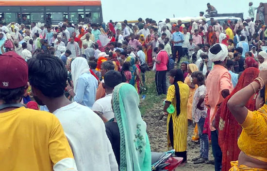 यूपी : हाथरस में सत्संग कार्यक्रम में भगदड़, 120 सेव् ज्यादा लोगों की मौत, सीएम योगी ने 24 घंटे में मांगी रिपोर्ट