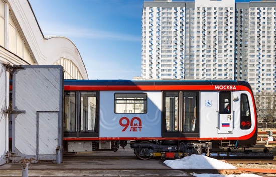 मॉस्को मेट्रो ने तकनीकी प्रगति और विरासत कार्यक्रमों के साथ 90 वर्ष पूरे किए